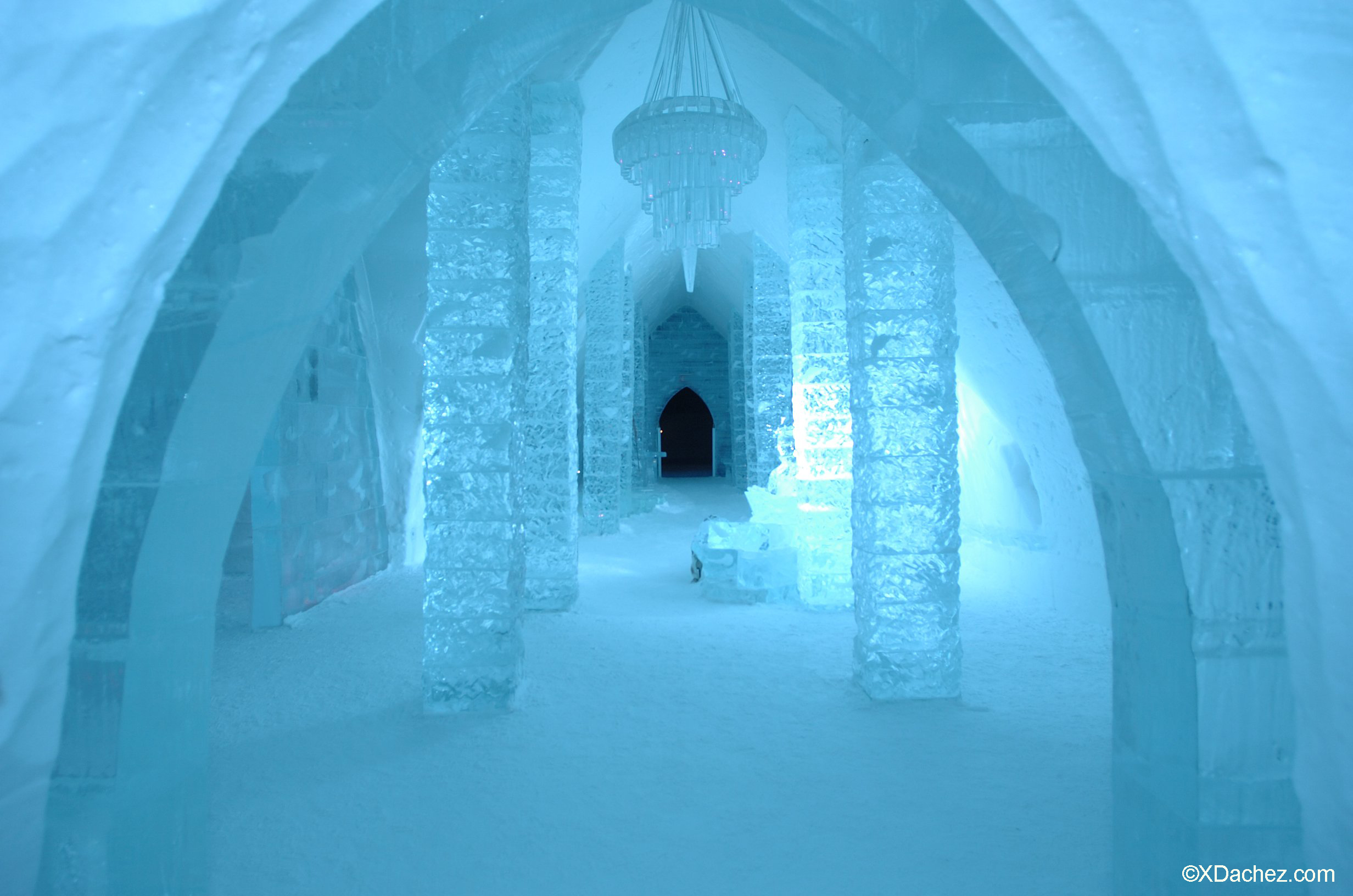 Ледяной дверь. Хроники Нарнии ледяной дворец. Hotel de glace, Квебек, Канада. Ледяной дворец снежной королевы внутри. Тронный зал снежной королевы.