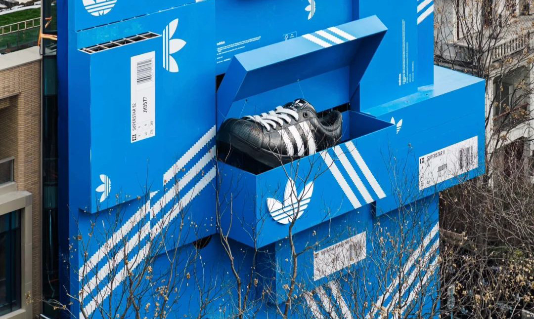 Adidas sorprende en Shanghái con una estructura gigante de 4 pisos de altura