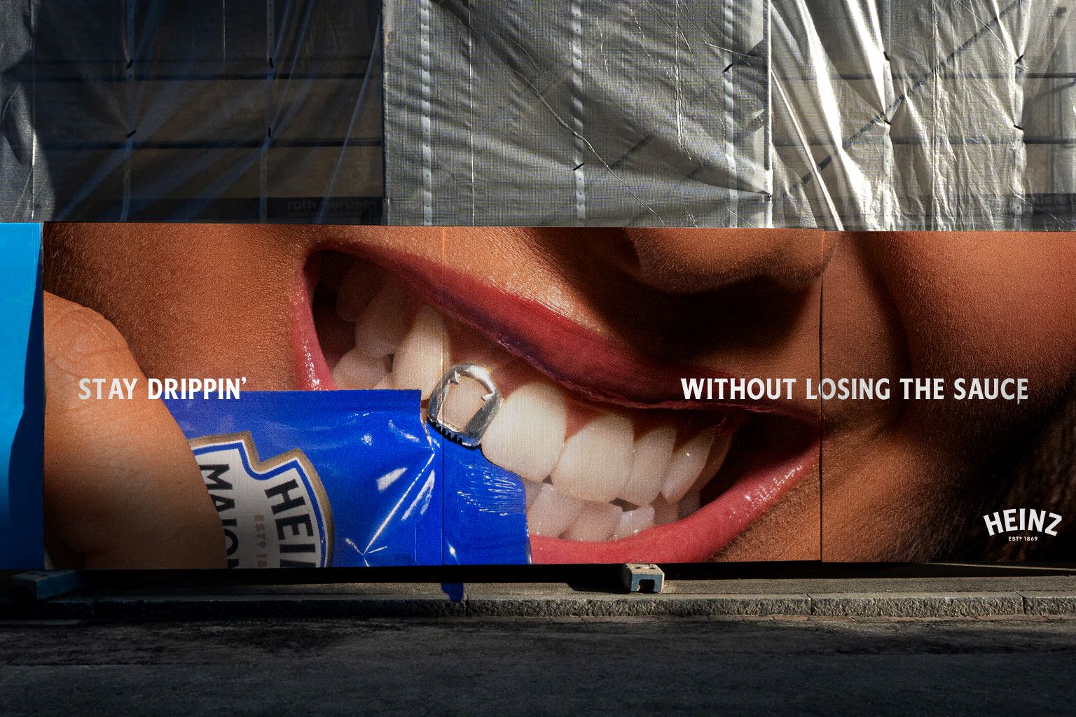 Si alguna vez has intentado abrir un sobre de kétchup con los dientes, esta campaña de Heinz es para ti